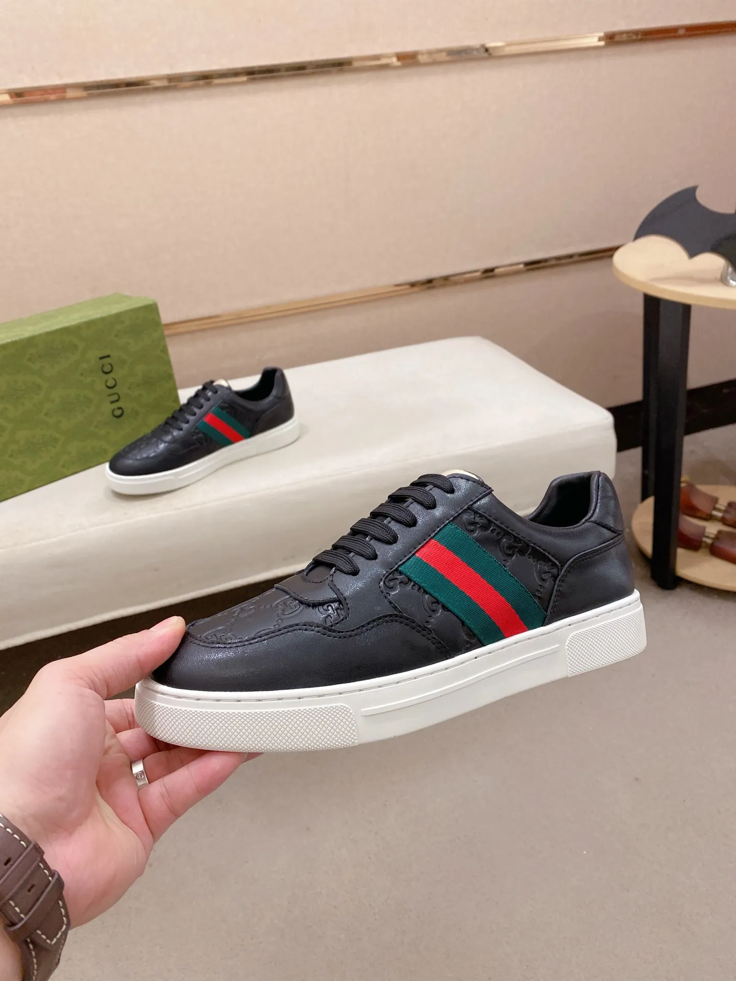 Men's shoes💰 440💰The new GUCCI (Gucci) counters are launched simultaneously. The new men's shoes, 😘fabrics are selected from imported cowhide, and the lining is sheepskin lining. 👍🏿 High-end ☄️ air-cushion molded anti-slip rubber outsole, exquisite lines, simple and elegant, comfortable and high-end for leisure travel. Code number: 38 to 44 (45 can be customized and cannot be returned or exchanged)